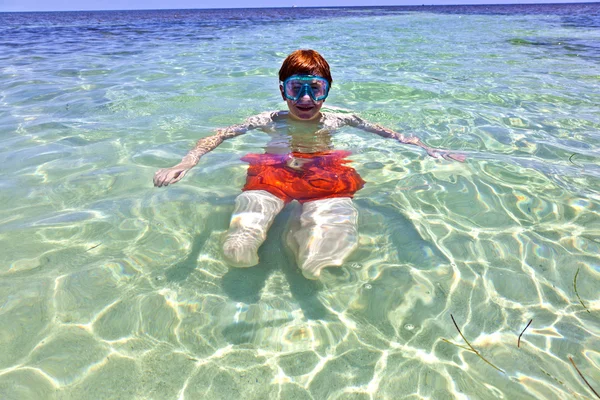 Mladý chlapec má tropickou pláž a oceán — Stock fotografie