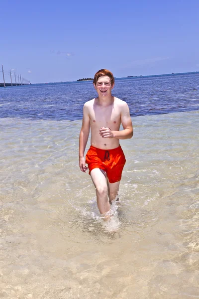 Mladý chlapec má tropickou pláž a oceán — Stock fotografie