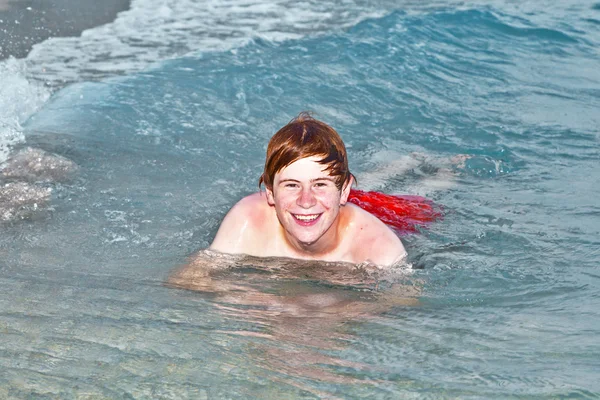 Fiatal fiú élvezi a trópusi strand és az óceán — Stock Fotó