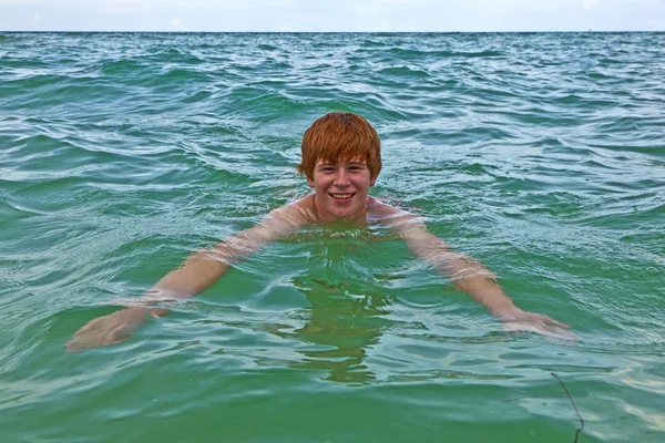 Fiatal fiú élvezi a trópusi strand és az óceán — Stock Fotó