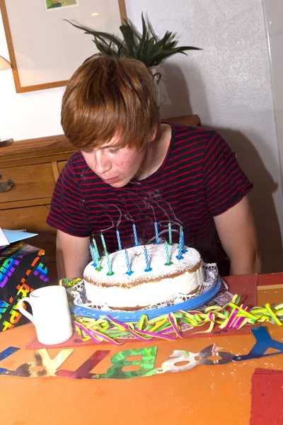 Торт на день рождения за столом — стоковое фото