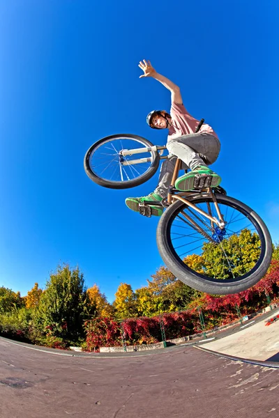 Çocuğa onun dirt bike ile hava indirme — Stok fotoğraf