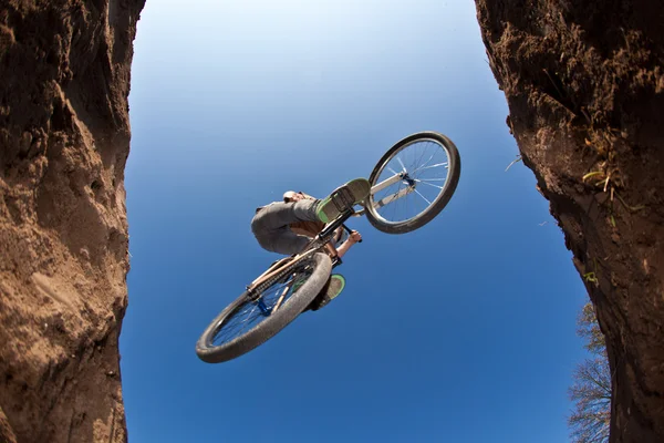 Jongen gaan vanuit de lucht met een dirt bike — Stockfoto