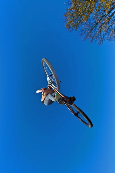 Pojken kommer luften med sin smuts cykel — Stockfoto