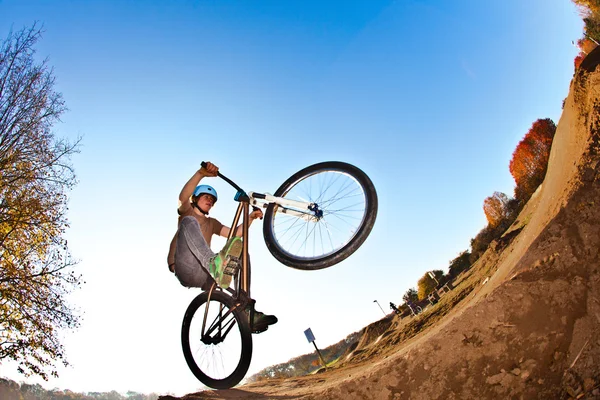 Garçon va dans les airs avec son vélo — Photo