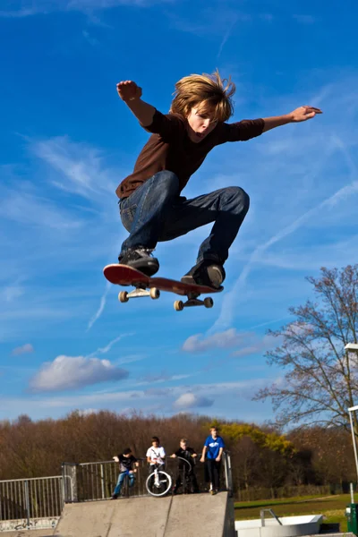 Junge springt mit seinem Skateboard — Stockfoto