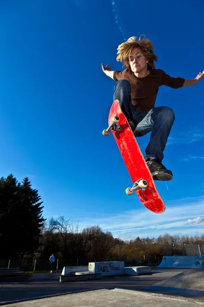 Garçon saute avec son skateboard — Photo