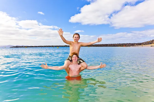 Jongens met plezier in de heldere zee — Stockfoto