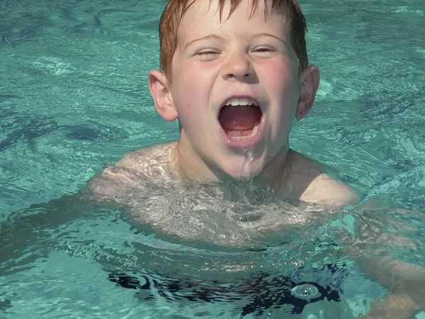 Gritando menino na piscina — Fotografia de Stock