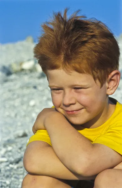 Ładny chłopiec na trasie wulkan we Włoszech na stromboli — Zdjęcie stockowe