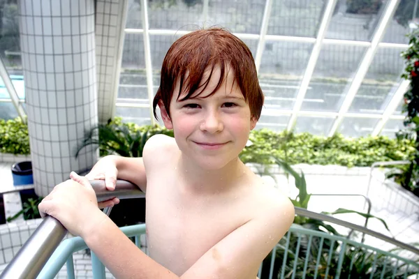 Jeune garçon aux cheveux roux sort de la piscine — Photo