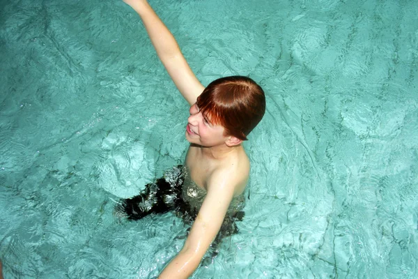 Genç çocuk eğlenceli kamu kapalı havuza sahiptir. — Stok fotoğraf