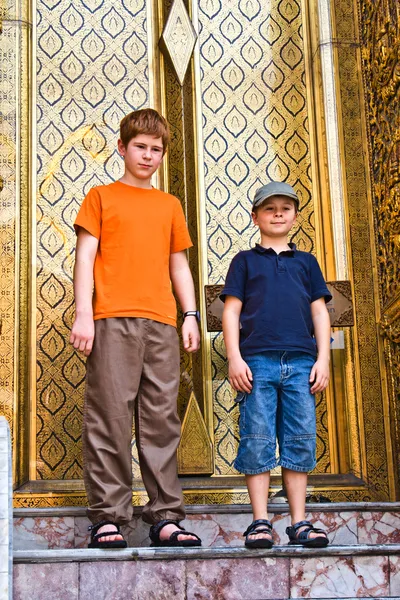 Barnen poserar i grand palace — Stockfoto