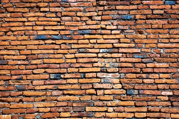 Wall of red old bricks in a temple area — Stock Photo, Image