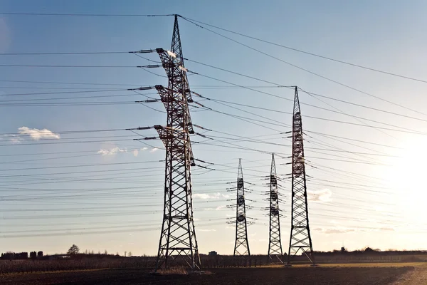 Torre de eletricidade para a energia na bela paisagem Imagem De Stock