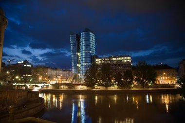 cam ön ofis Kulesi gece