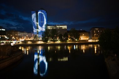 cam ön ofis Kulesi gece