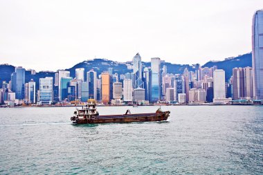 hong Kong victoria limanı ile önemsiz teknede manzara