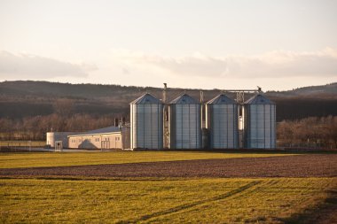 silo ve mavi gökyüzü ile alan güzel manzara