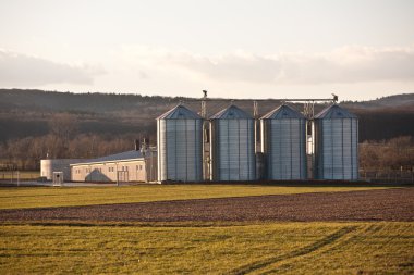 silo ve mavi gökyüzü ile alan güzel manzara