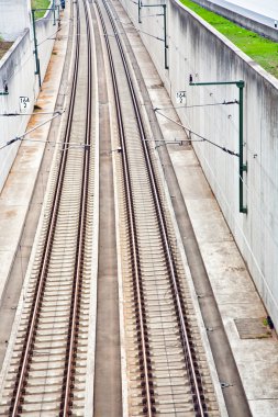 tren yolu güneş ışığı