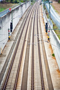 tren yolu güneş ışığı