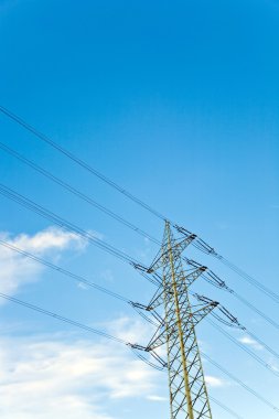 elektrik direğinden mavi mor gökyüzü arka plan