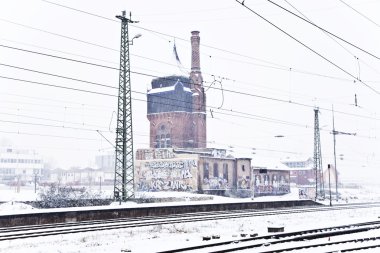 Tren istasyonundaki eski kerpiç binası.