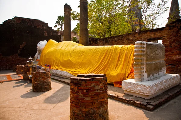 Buda acostado vestido con bufanda amarilla en el templo Wat Yai Chai-mong —  Fotos de Stock