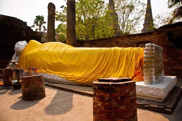 Liegender Buddha in gelbem Schal im Tempel wat yai chai-mong — Stockfoto