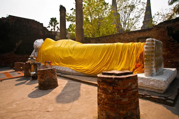 मंदिरात पिवळा स्कार्फ घातलेला खोटे बुद्धा वॅट वाई चाई-मोंग — स्टॉक फोटो, इमेज