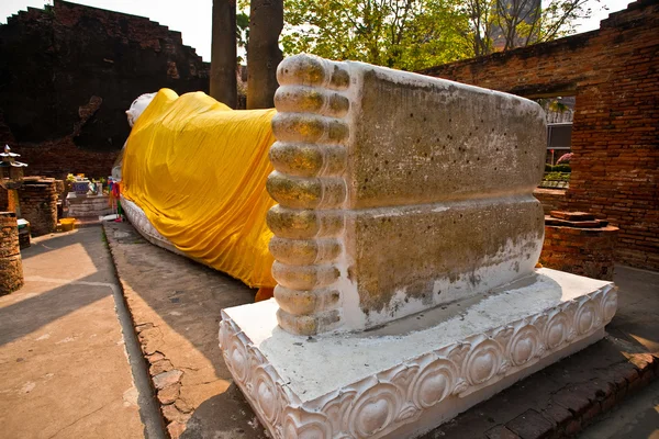 Leżący Budda ubrany w żółty szalik w świątyni wat yai chai-mong — Zdjęcie stockowe
