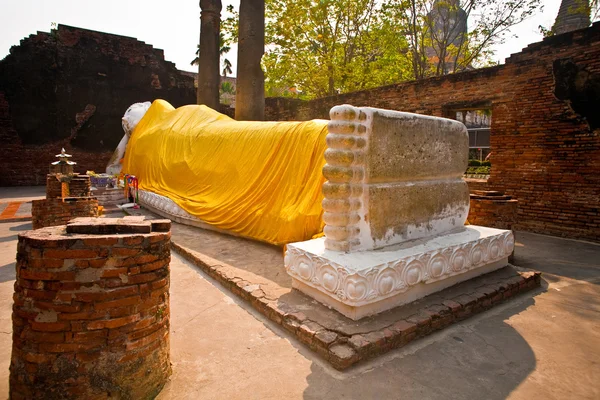 मंदिरात पिवळा स्कार्फ घातलेला खोटे बुद्धा वॅट वाई चाई-मोंग — स्टॉक फोटो, इमेज