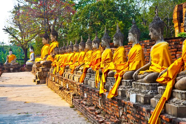 Статуи Будды в храме Ват Яй Чай Монгколь в Аюттхай — стоковое фото