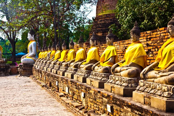 Statue di Buddha al tempio di Wat Yai Chai Mongkol in Ayutthay — Foto Stock