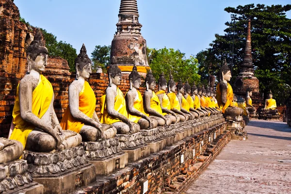 Statues de Bouddha au temple de Wat Yai Chai Mongkol à Ayutthay — Photo