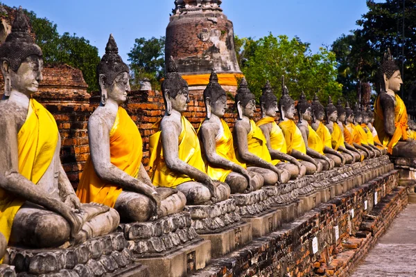 Sochy Buddhy v chrámu wat yai chai mongkol v ayutthay — Stock fotografie