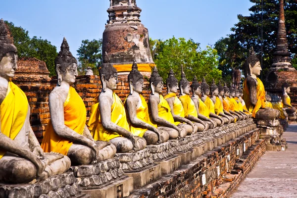 Statues de Bouddha au temple de Wat Yai Chai Mongkol à Ayutthay — Photo