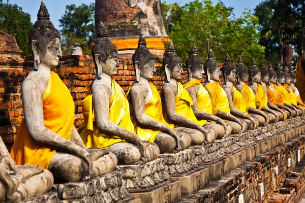 Sochy Buddhy v chrámu wat yai chai mongkol v ayutthay — Stock fotografie