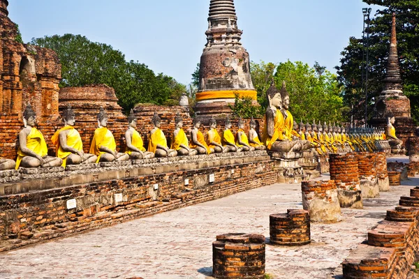 Buddha-szobrok a templom wat yai chai mongkol, ayutthay — Stock Fotó