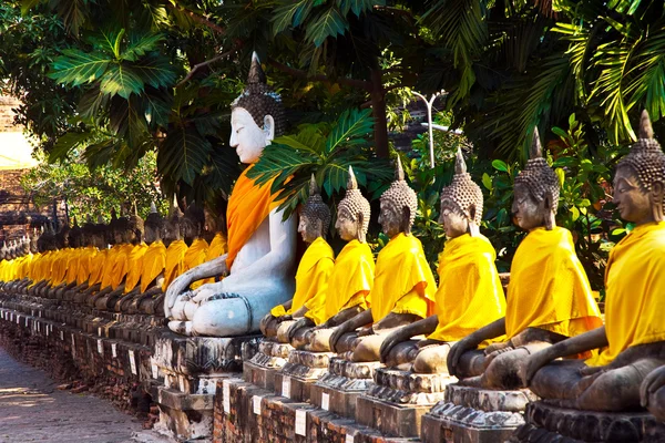 Buddha-szobrok a templom wat yai chai mongkol, ayutthay — Stock Fotó