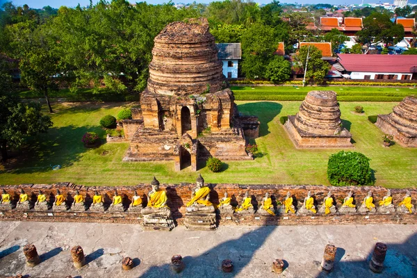Статуї Будди в на храм з Wat Яй Chai сторон в Ayutthay — стокове фото