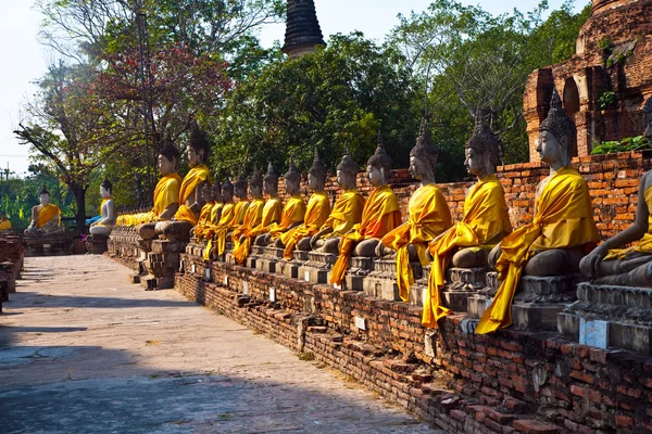 Αγάλματα του Βούδα στο ναό του wat yai chai mongkol σε ayutthay — Φωτογραφία Αρχείου