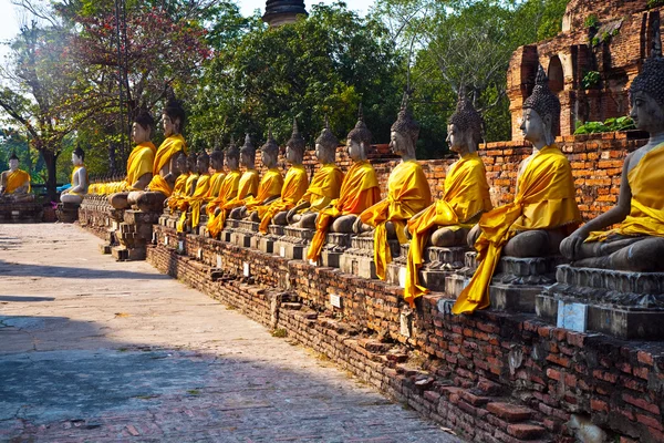 Buddha statyer på tempel wat yai chai mongkol i ayutthay — Stockfoto