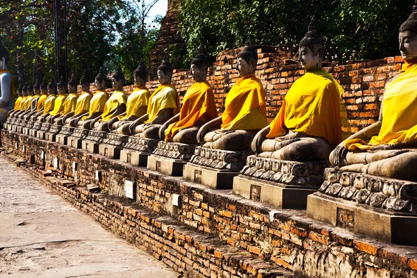 Estátuas de Buda no templo de Wat Yai Chai Mongkol em Ayutthay — Fotografia de Stock