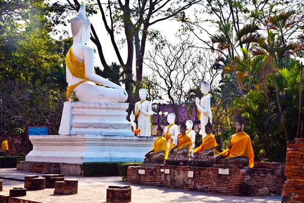 Buddha-Statuen am Tempel des wat yai chai mongkol in Ayutthay — Stockfoto