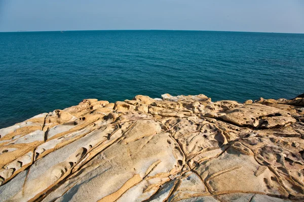 Vackra mönster i stenen vid kusten — Stockfoto