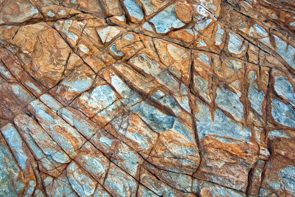 Prachtig patroon van steen op het rotsachtige strand — Stockfoto