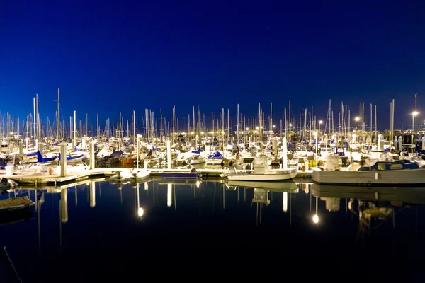 Plachetnice v bezvětří přístav na molu v noci — Stock fotografie