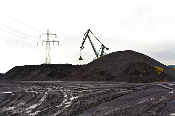 Bagger su una collina di carbone — Foto Stock